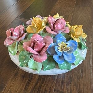 Vtg Italian Capodimonte floral basket w/removable lid Excellent condition!
